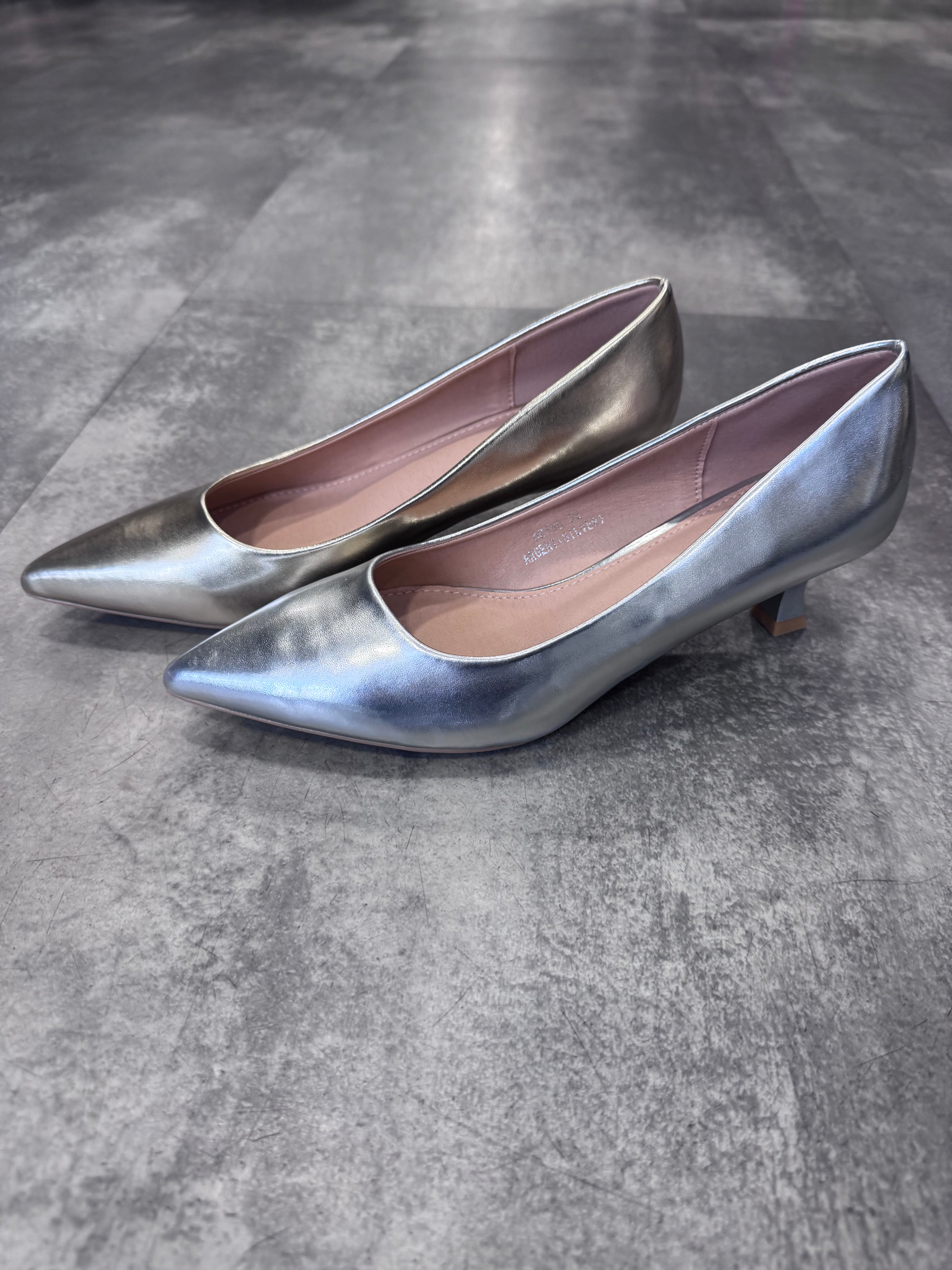 Peggy metallic court shoe