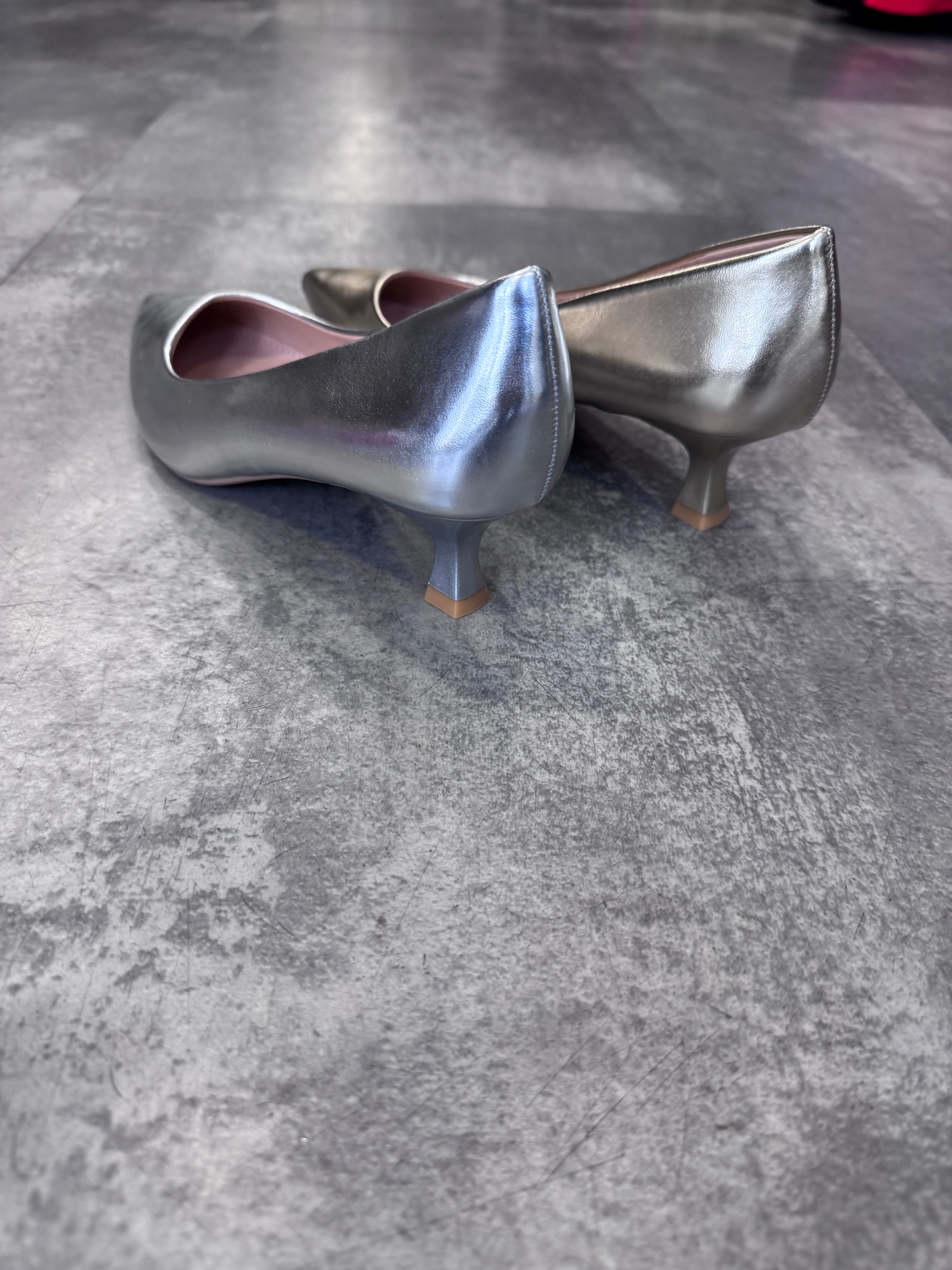 Peggy metallic court shoe