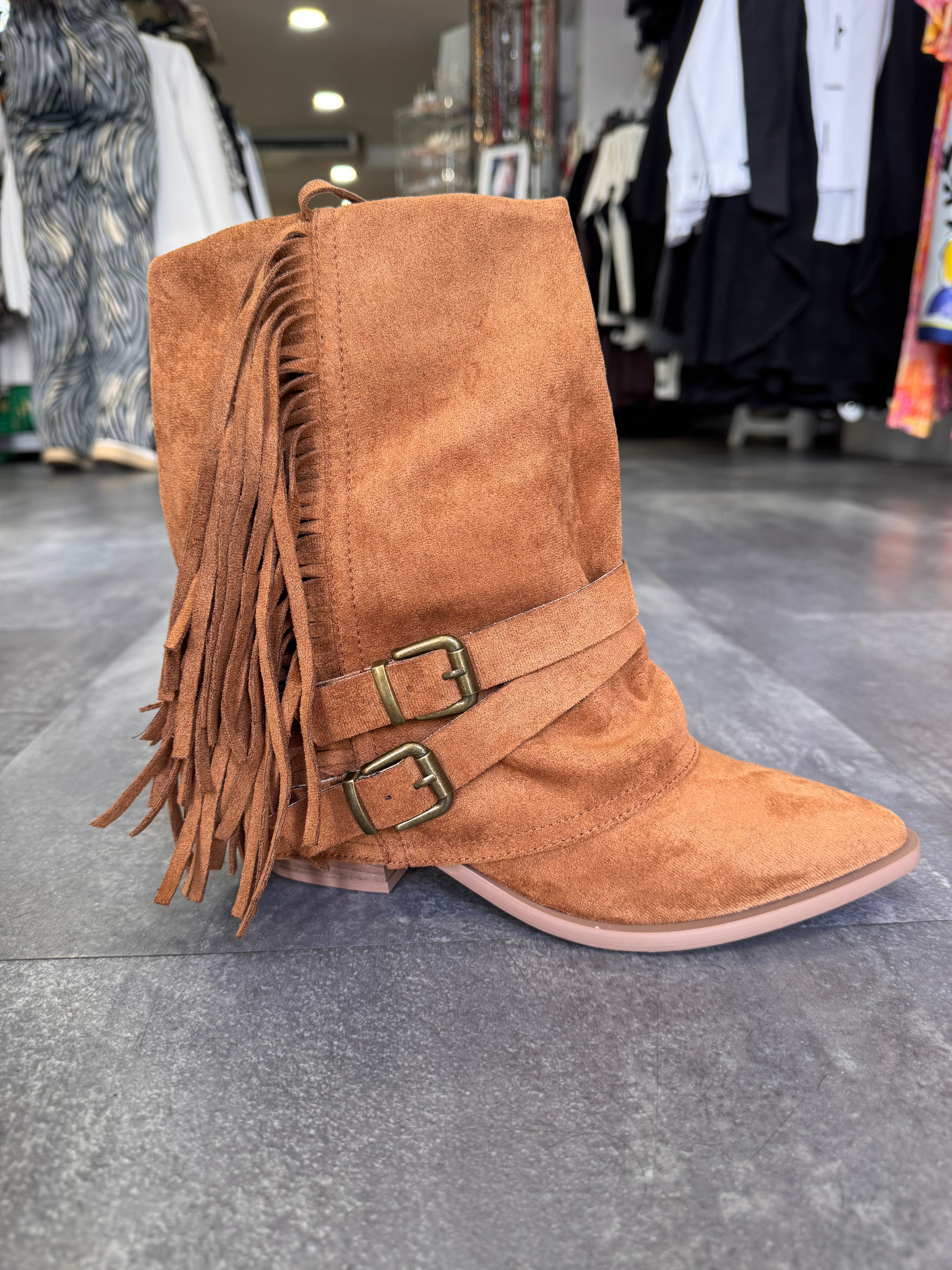 Frankie Fringed cowboy bout Camel