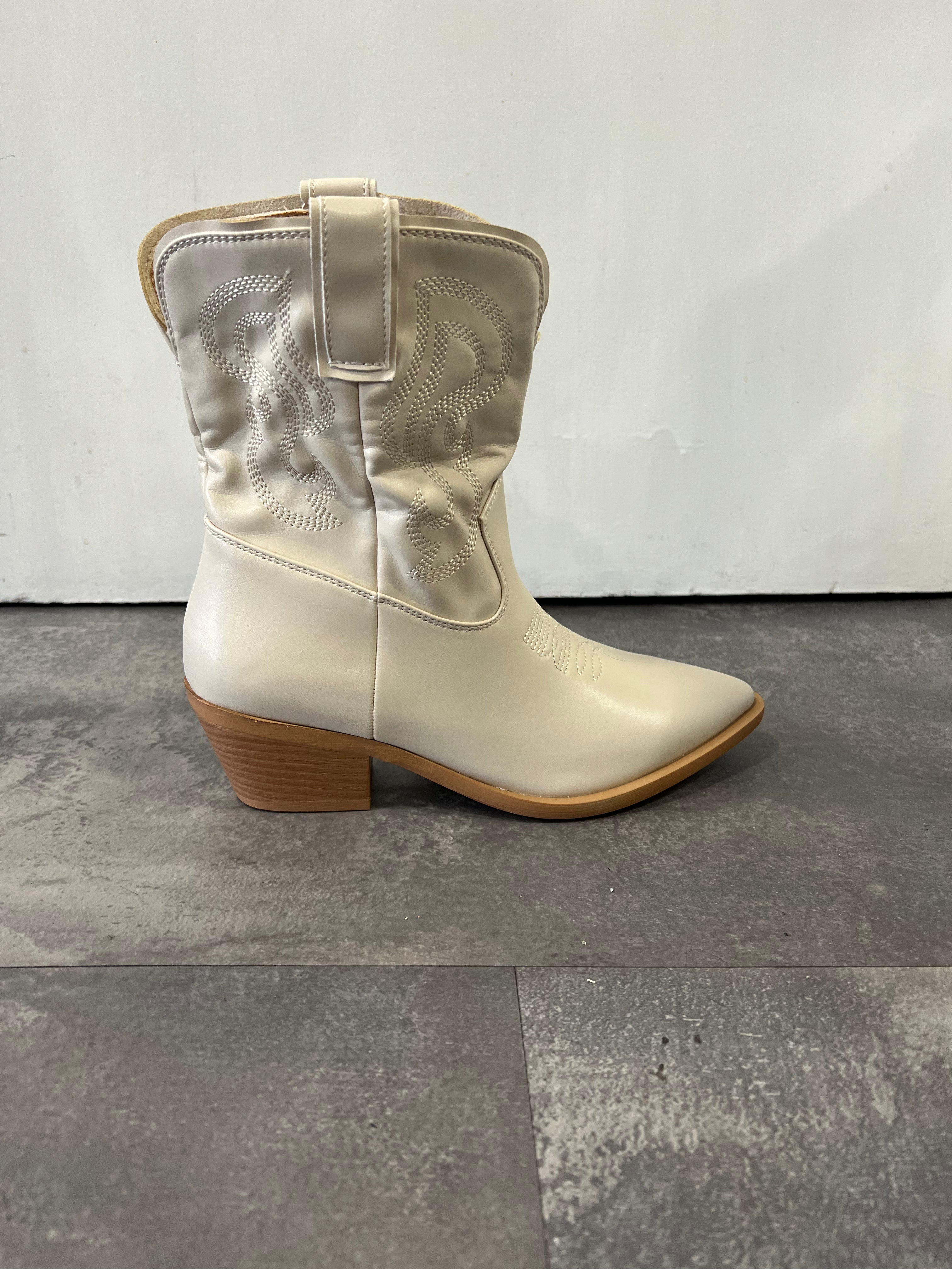 Low heeled split front cream western boot