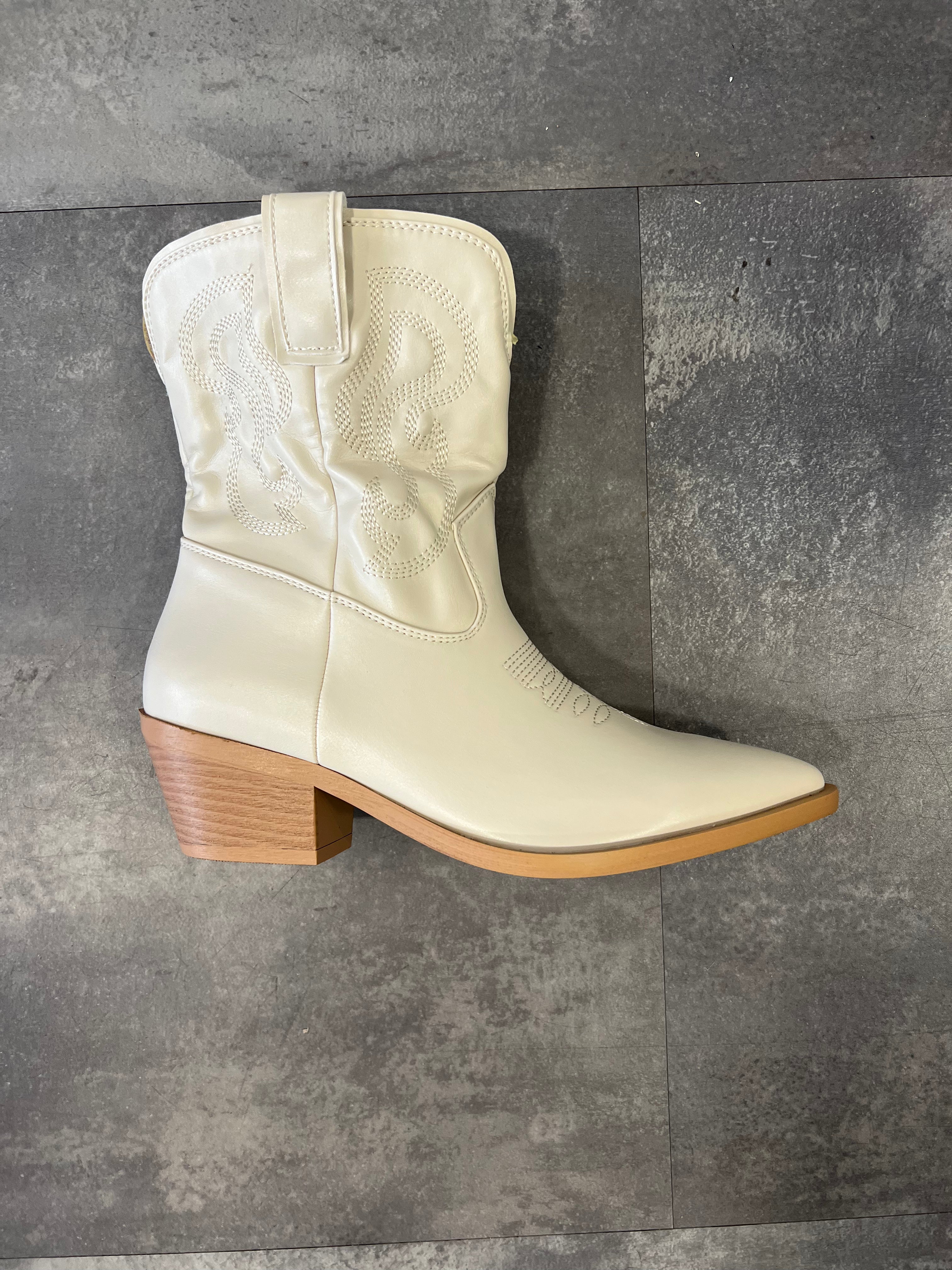 Low heeled split front cream western boot
