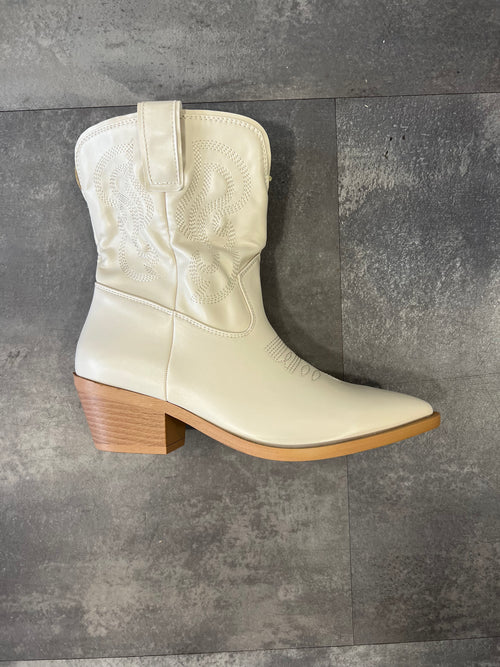 Low heeled split  front cream  western boot