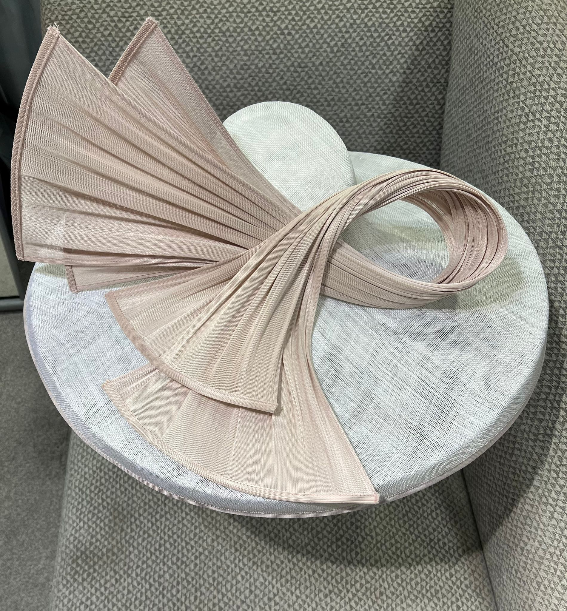 Snoxell & Gwther 2627 Taupe & white