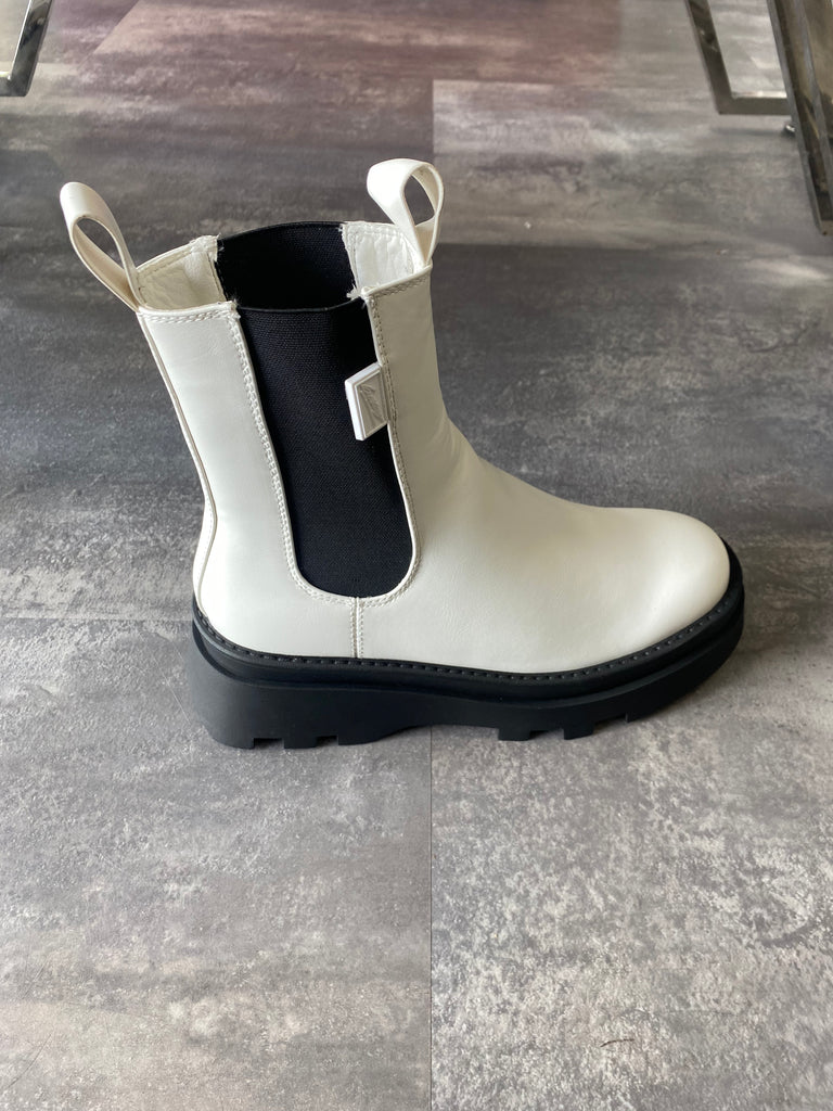 BETSY WHITE/BLACK BOOT