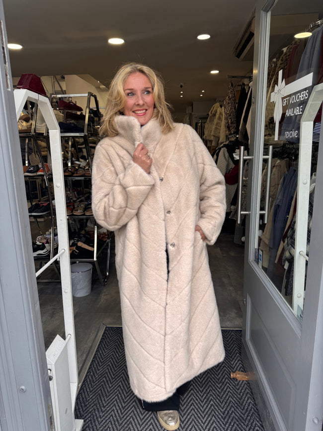 Foreva  Young  Madone long faux fur coat
