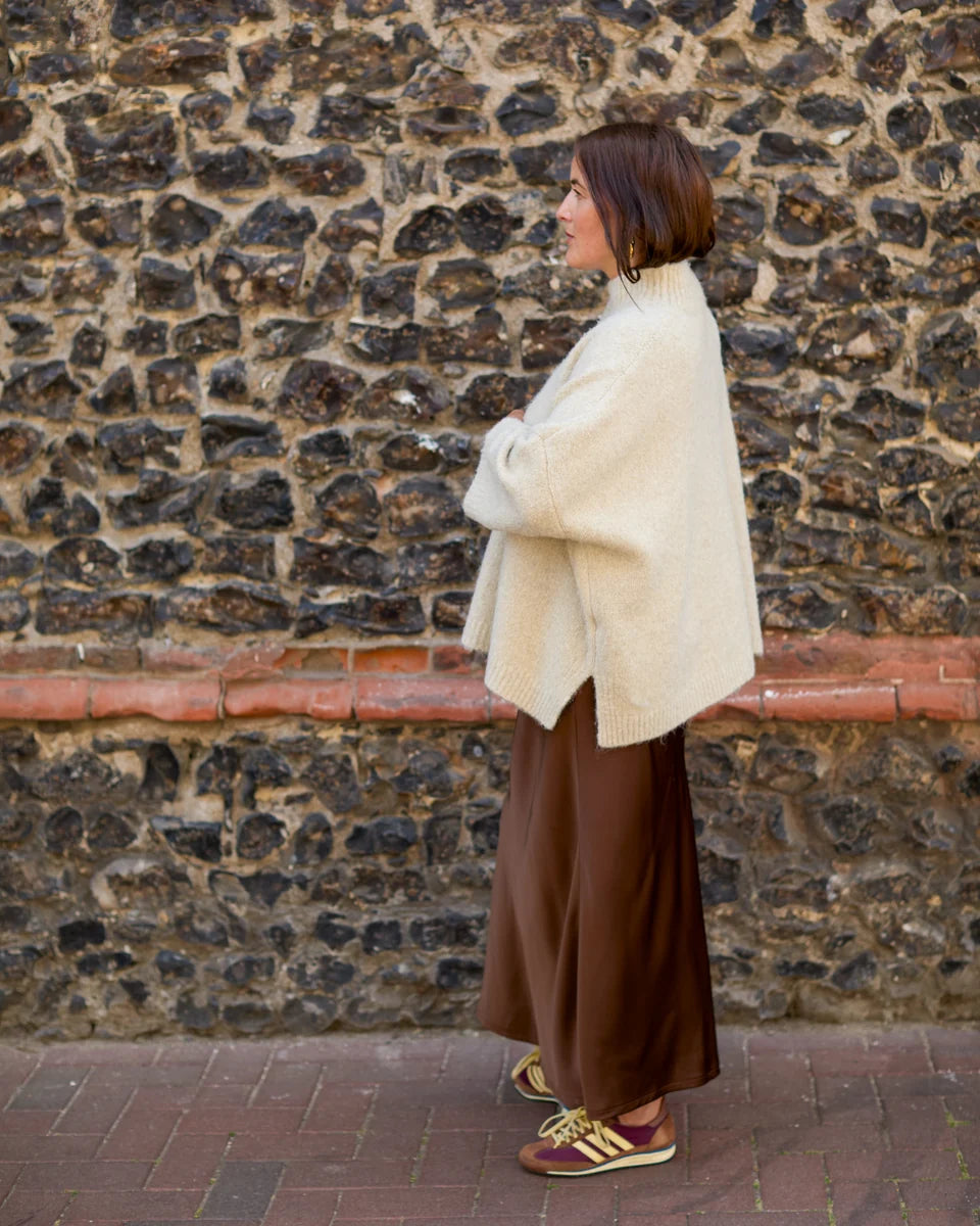 CHALK HARLOW DRESS. Satin. Chocolate