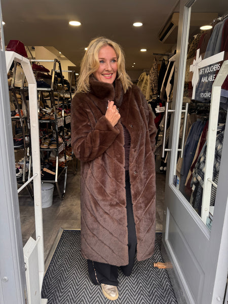 Foreva  Young  Madone long faux fur coat