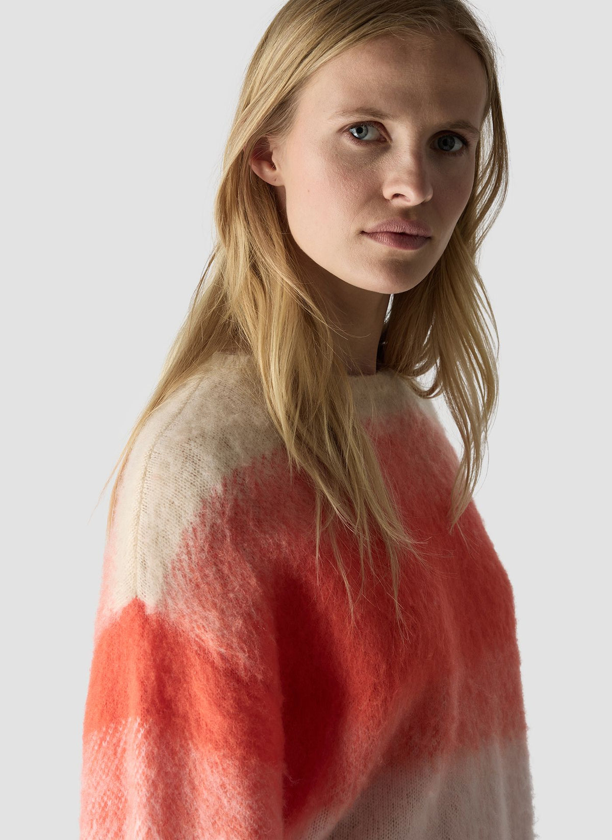 LCMT 621607 Fluffy striped sweater with gradient