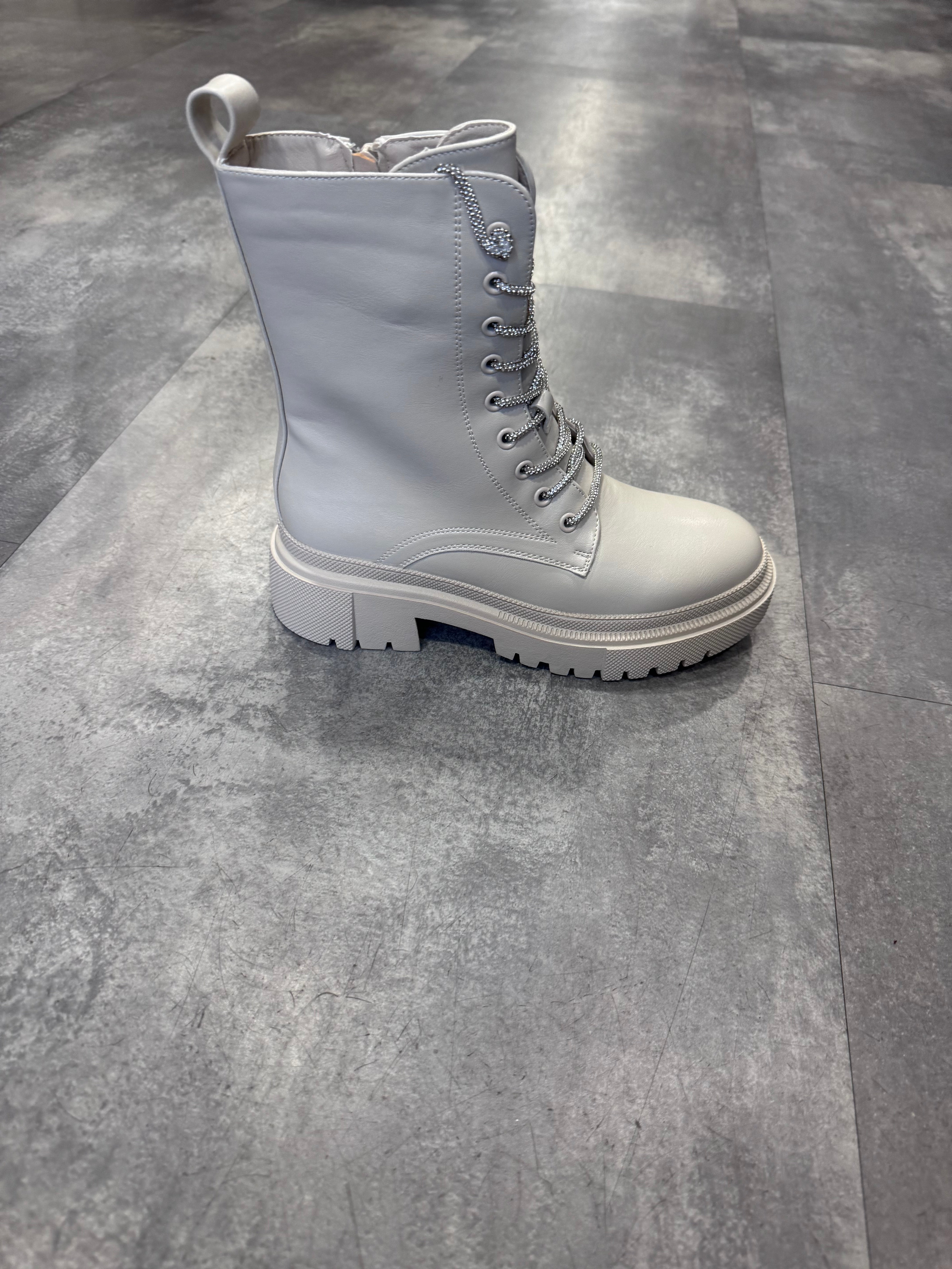 Nina lace  up boot cream
