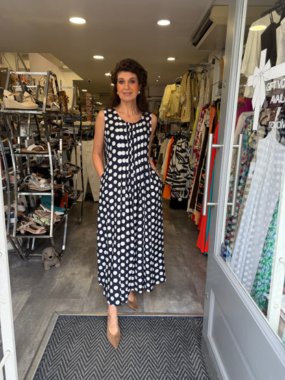 Chilly&Charm. Dress with bold polka print. One size