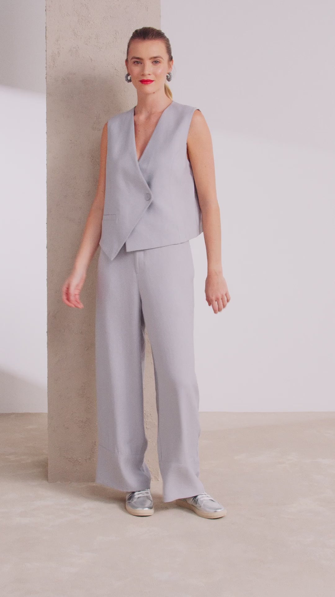 Naya NAS25272 Asymmetric style waistcoat with button closing